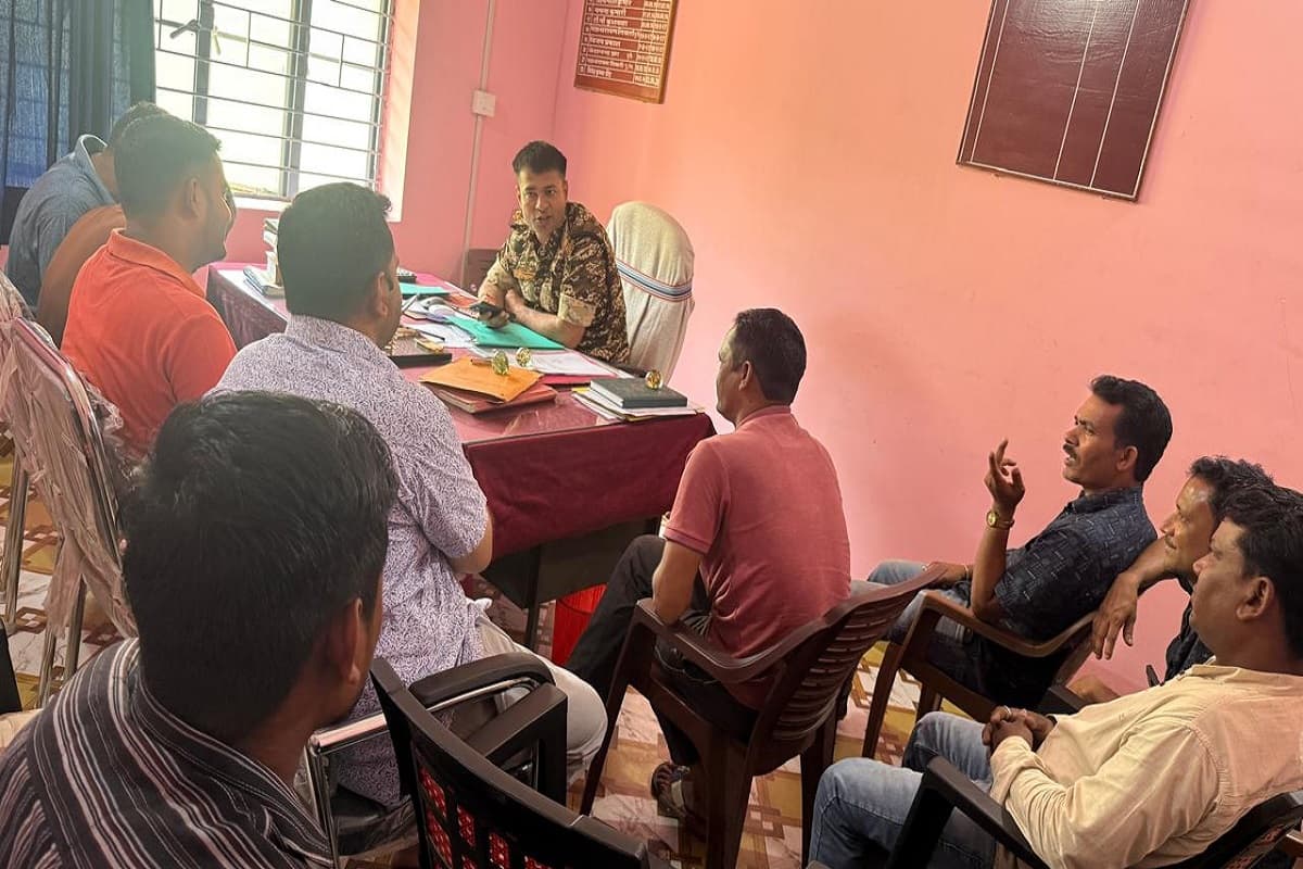 सरायकेला के राजनगर में क्राइम कंट्रोल करने के लिए एक्टिव हुई पुलिस, व्यापारियों संग की बैठक