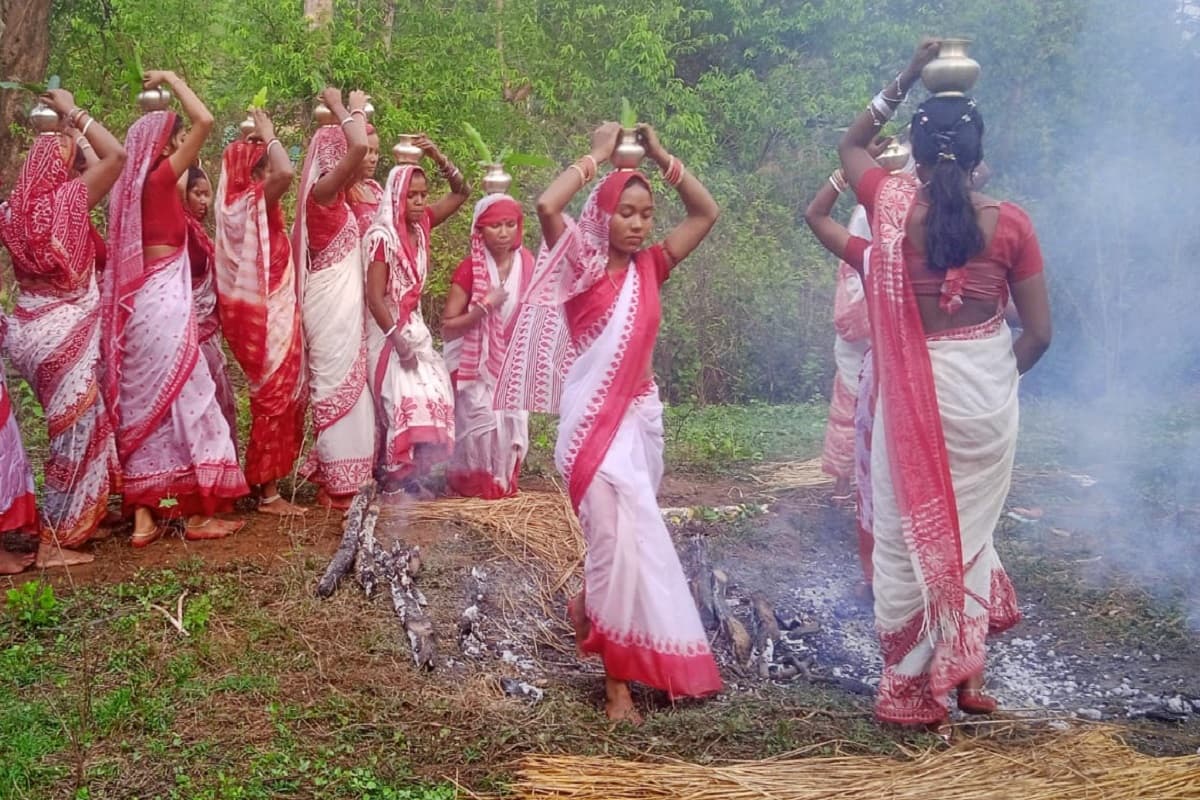 चिलचिलाती धूप में दहकते अंगारों पर चले शिवभक्त, वैशाख संक्रांति पर दिखाई हठभक्ति