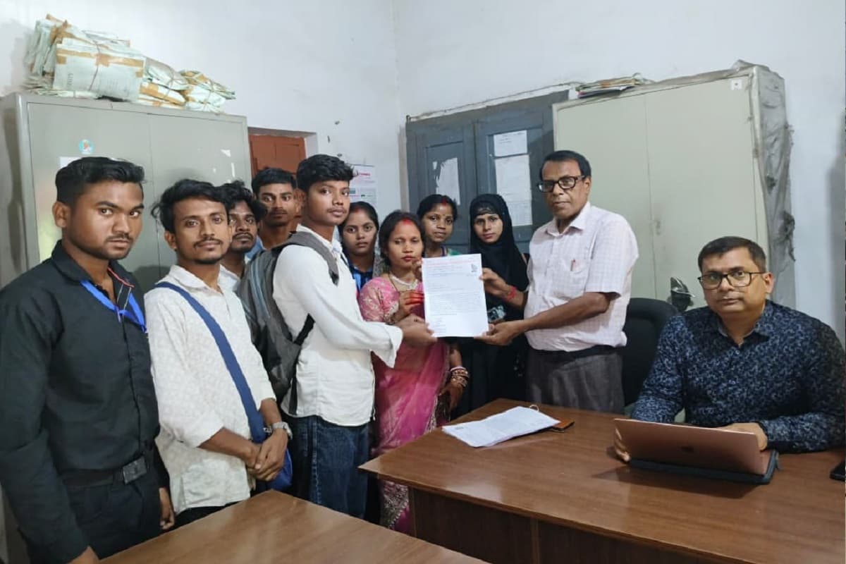 चांडिल के सिंहभूम कॉलेज से होम साइंस और सोशियोलॉजी विभाग बंद, छात्रों ने सौंपा ज्ञापन