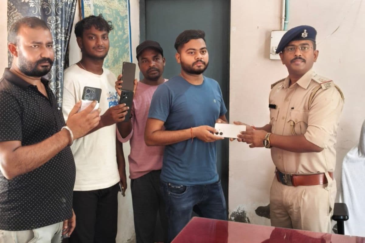 खरसावां पुलिस ने पांच लोगों को लौटाए गुम हुए मोबाइल