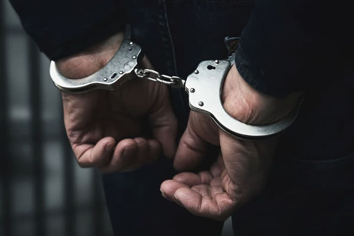 आटा चक्की की आड़ में शराब कारोबार का खुलासा, मिल मालिक गिरफ्तार