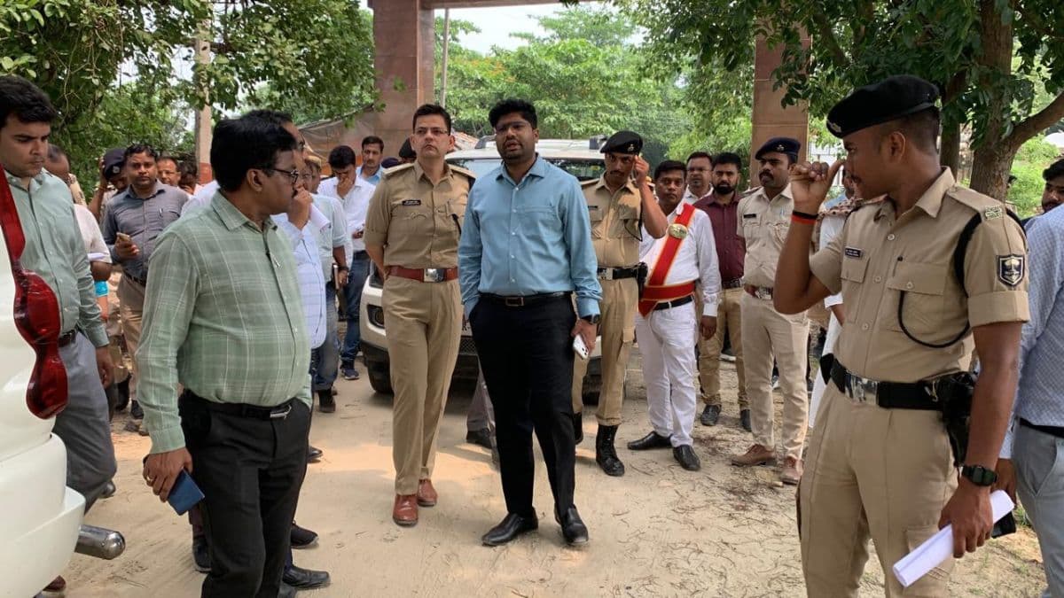 मुंगेर में श्रावणी मेले की तैयारी तेज, डीएम-एसपी ने कच्ची कांवरिया पथ का किया निरीक्षण