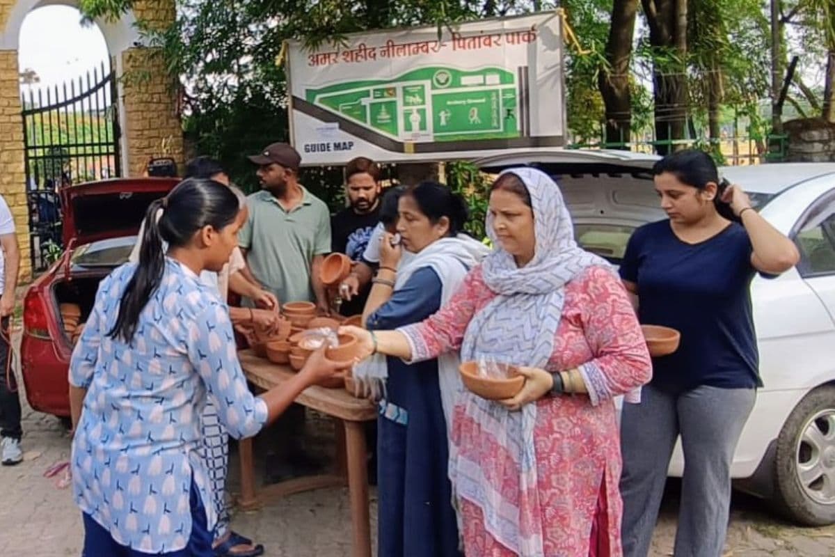 पक्षियों के लिए 'दाना-पानी' अभियान: रांची के मोरहाबादी ऑक्सीजन पार्क में बांटे गए 450 सकोरे
