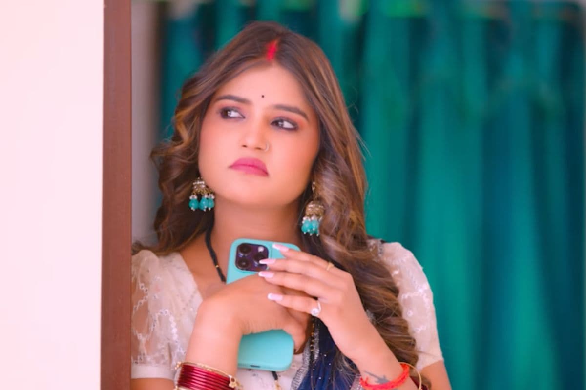 गाना 'फसरीया लगालेम सड़िया से राजा रिलीज', पति के दूर जाते ही इमोशनल हुईं अराध्या सिंह