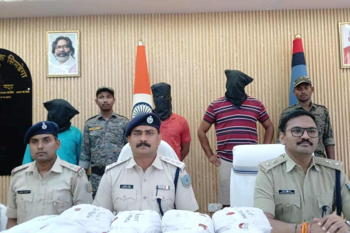 Simdega: 43 किलो गांजा के साथ 4 तस्कर अरेस्ट, 3 पिस्टल और कारतूस बरामद