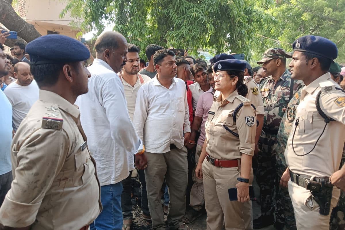 सीवान में दिनदहाड़े ज्वेलरी दुकान से 20 लाख की लूट, अपाचे सवार पांच अपराधियों ने की ताबड़तोड़ फायरिंग