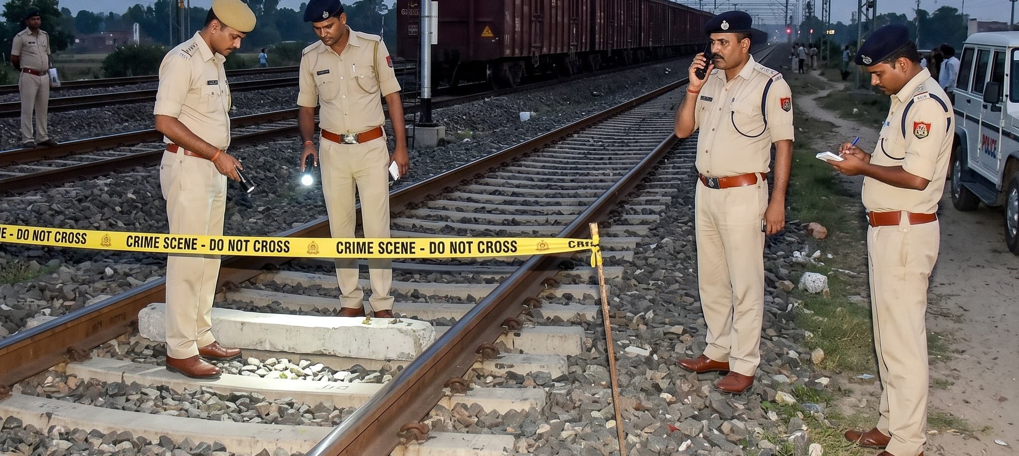 रोहतास : डेहरी में शादीशुदा प्रेमी युगल ने मालगाड़ी के आगे कूदकर दी जान, दोनों के हैं बच्चे