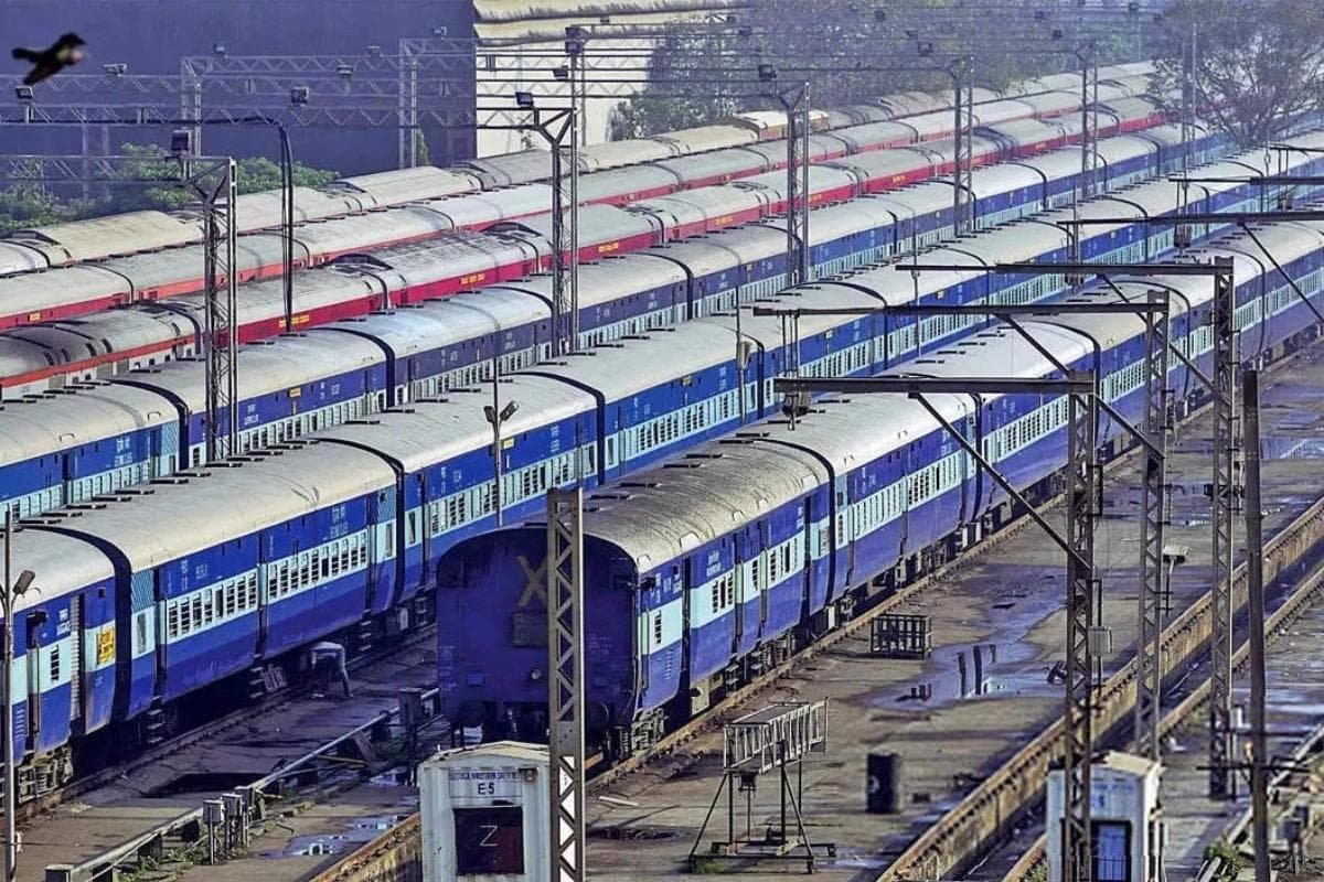 पटना में चोरों ने आरआरआइ रूम का ताला तोड़ काटा सिग्नल केबल, दिल्ली-हावड़ा रूट घंटों ठप, 13 ट्रेनें फंसी