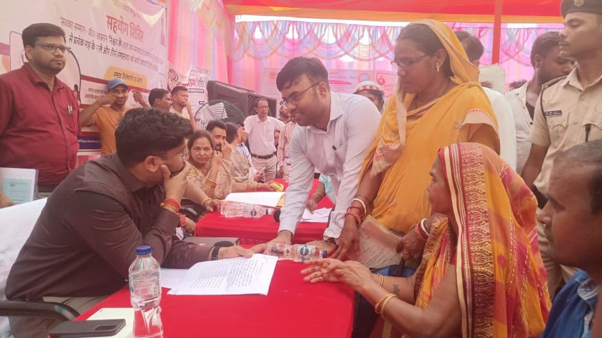 मुंगेर में मुख्यमंत्री के गृह पंचायत में DM-SP की मौजूदगी में गरजे जिलाधिकारी