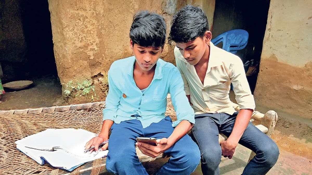 Thakurganj School News: किशनगंज में स्कूल ने जारी किया WhatsApp नंबर, अब मोबाइल पर मिलेगी पढ़ाई की हर अपडेट