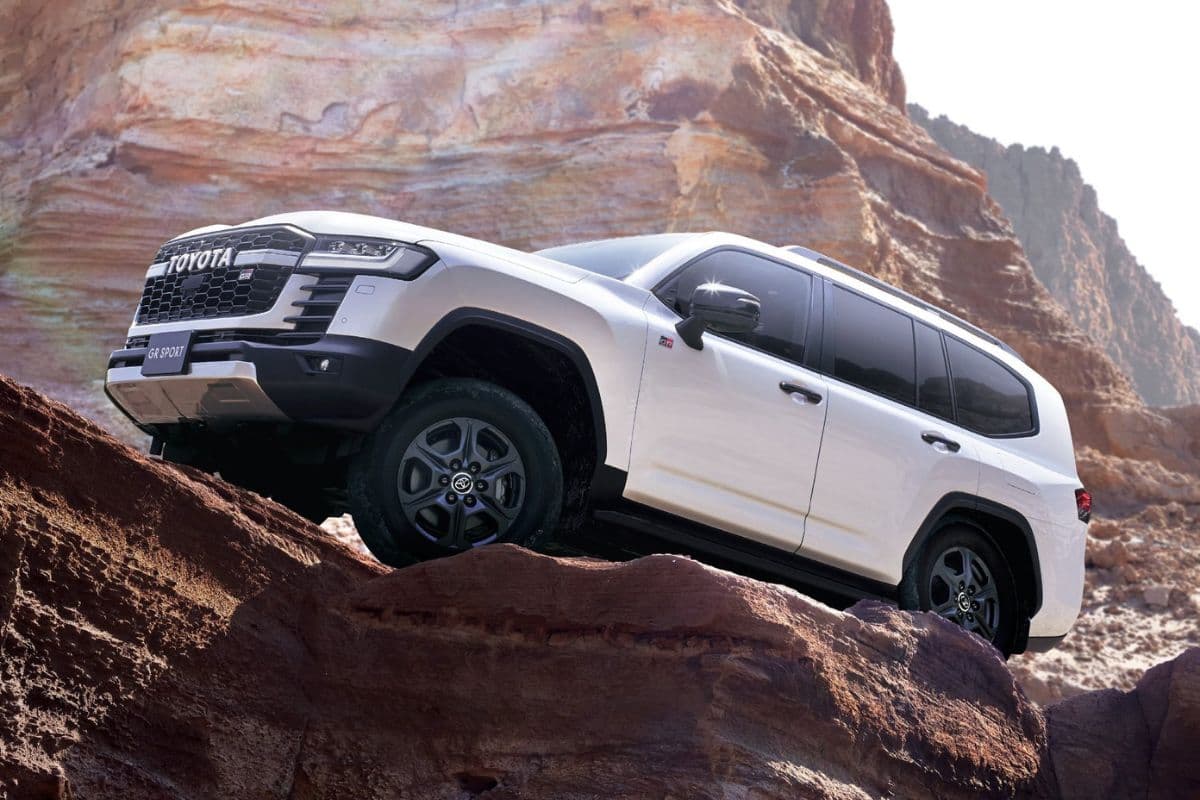 रेगिस्तान से पहाड़ तक, हर रास्ते की बादशाह है ये ₹2.17 करोड़ की SUV, जानें इसकी खासियत