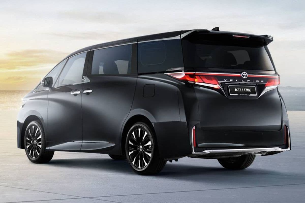 अमीर खरीदारों की पहली पसंद बन रही टोयोटा की ये लग्जरी हाइब्रिड MPV, बिक्री पहुंची 5,000 के पार