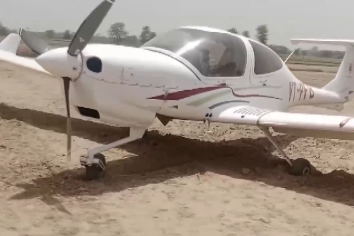 उत्तर प्रदेश: ट्रेनी विमान की खेत में इमरजेंसी लैंडिंग, पायलट और इंस्ट्रक्टर सुरक्षित