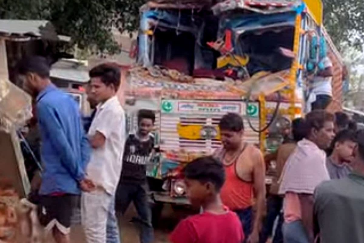 जमुई में बड़ा हादसा टला, अनियंत्रित ट्रक यात्री शेड में घुसा, पूरा ढांचा हुआ ध्वस्त