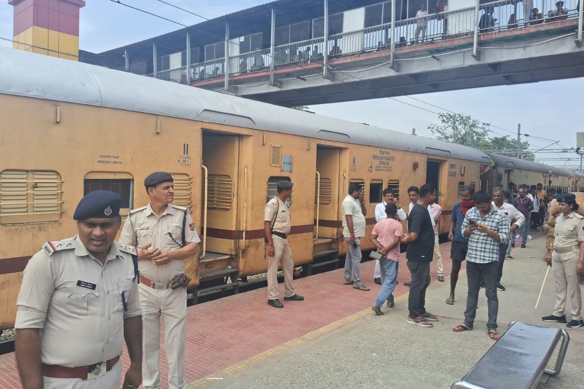 पटना के दानापुर स्टेशन पर मची अफरातफरी, डाउन पुणे एक्सप्रेस में यात्री का शव मिलने से सनसनी