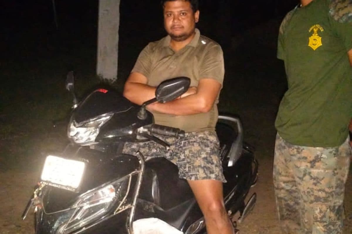 स्कूटी से शराब की होम डिलीवरी करता युवक धराया