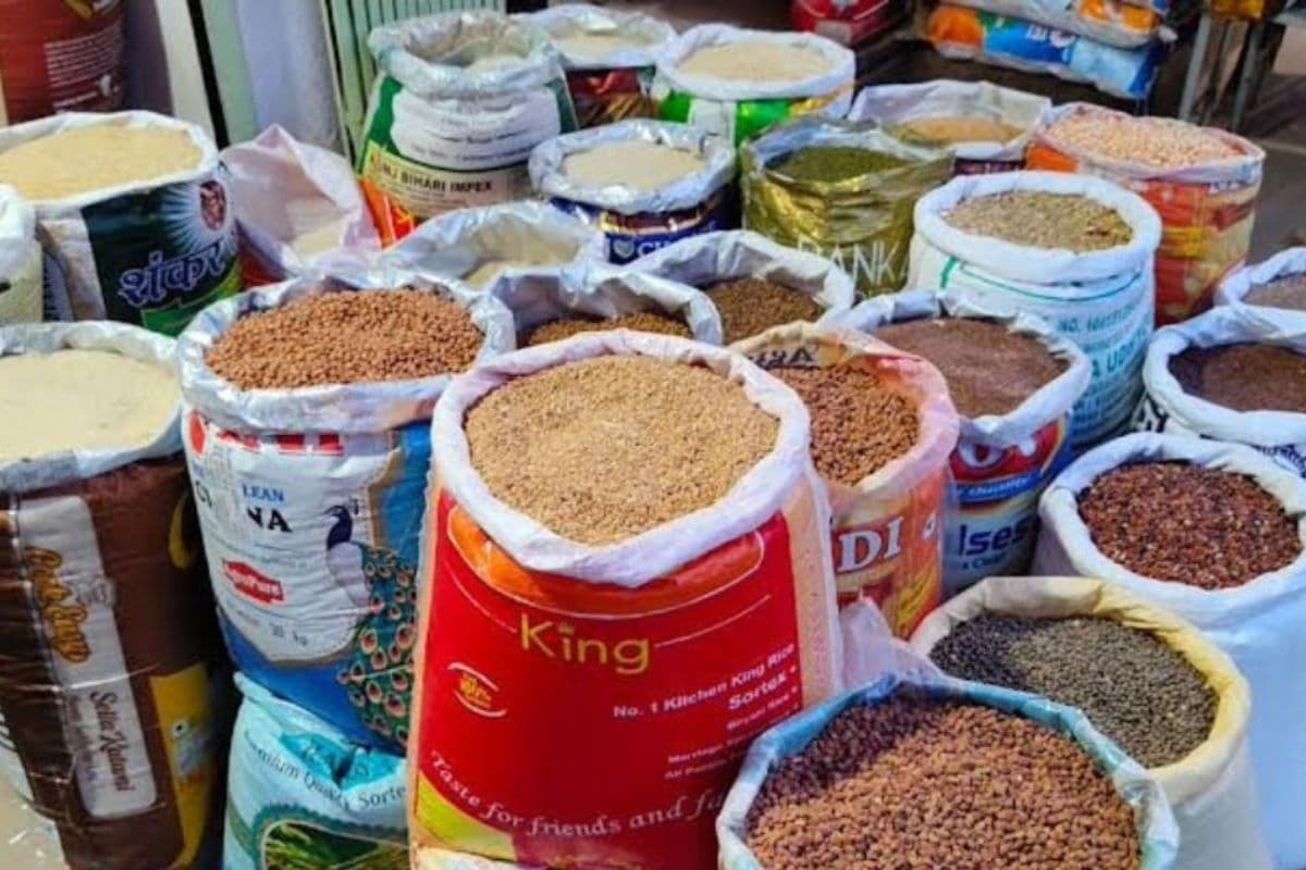 राशन से लेकर हरी सब्जियां तक हुई महंगी, रसोई का बिगड़ा बजट और जायका