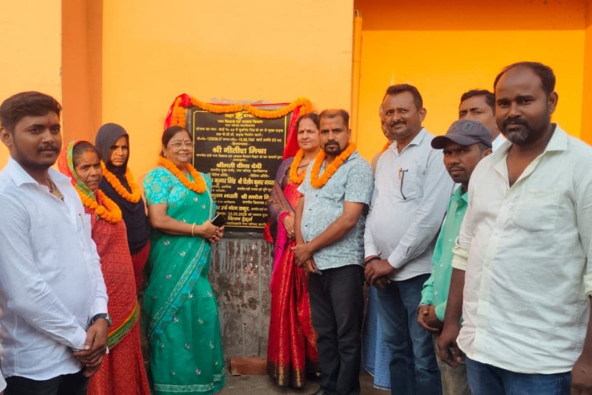 फारबिसगंज के वार्ड 8 में पीसीसी सड़क निर्माण का शिलान्यास; मुख्य पार्षद वीणा देवी ने काटा फीता, ₹11 लाख की आएगी लागत