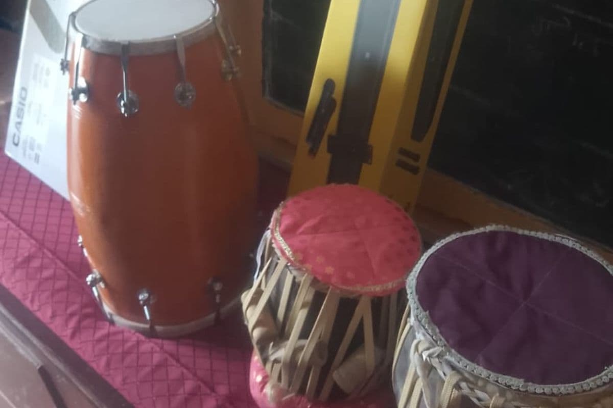 वाद्य यंत्र पहुंचे पर संगीत शिक्षक नदारद, ठाकुरगंज के सरकारी स्कूलों में 'शोपीस' बनीं लाखों की म्यूजिकल किट; धूल फांक रहे हारमोनियम-तबला