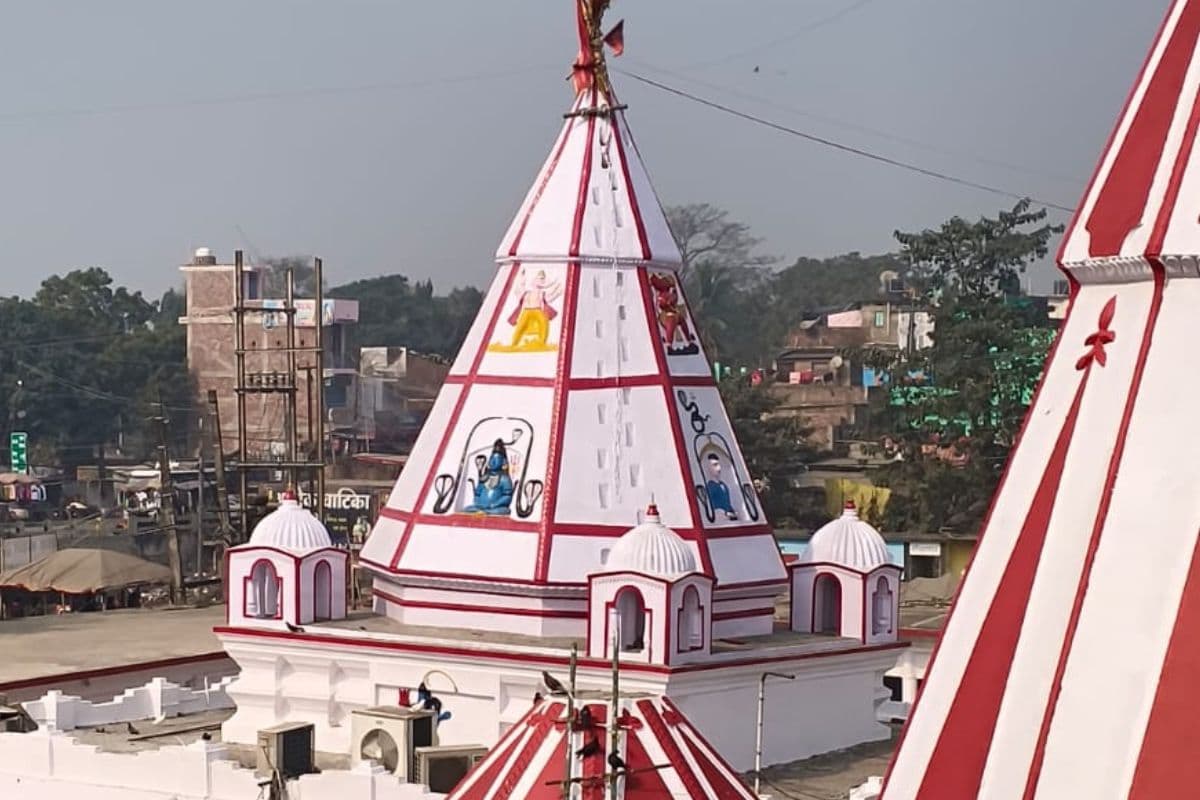 मंदिरों में उमड़ा आस्था का जनसैलाब, पूजा-अर्चना के लिए लगी लंबी कतारें