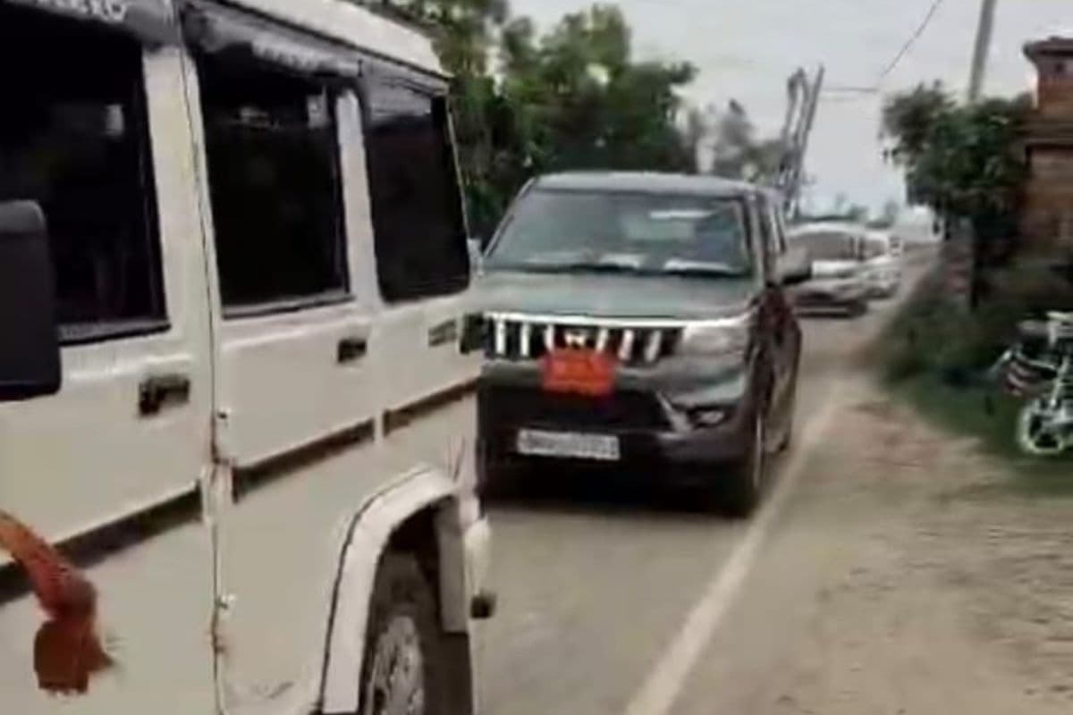 ईंधन बचाने की नसीहत के बीच 8 गाड़ियों का काफिला लेकर पहुंचे शिक्षा सचिव, बनमा-ईटहरी में लोग हैरान
