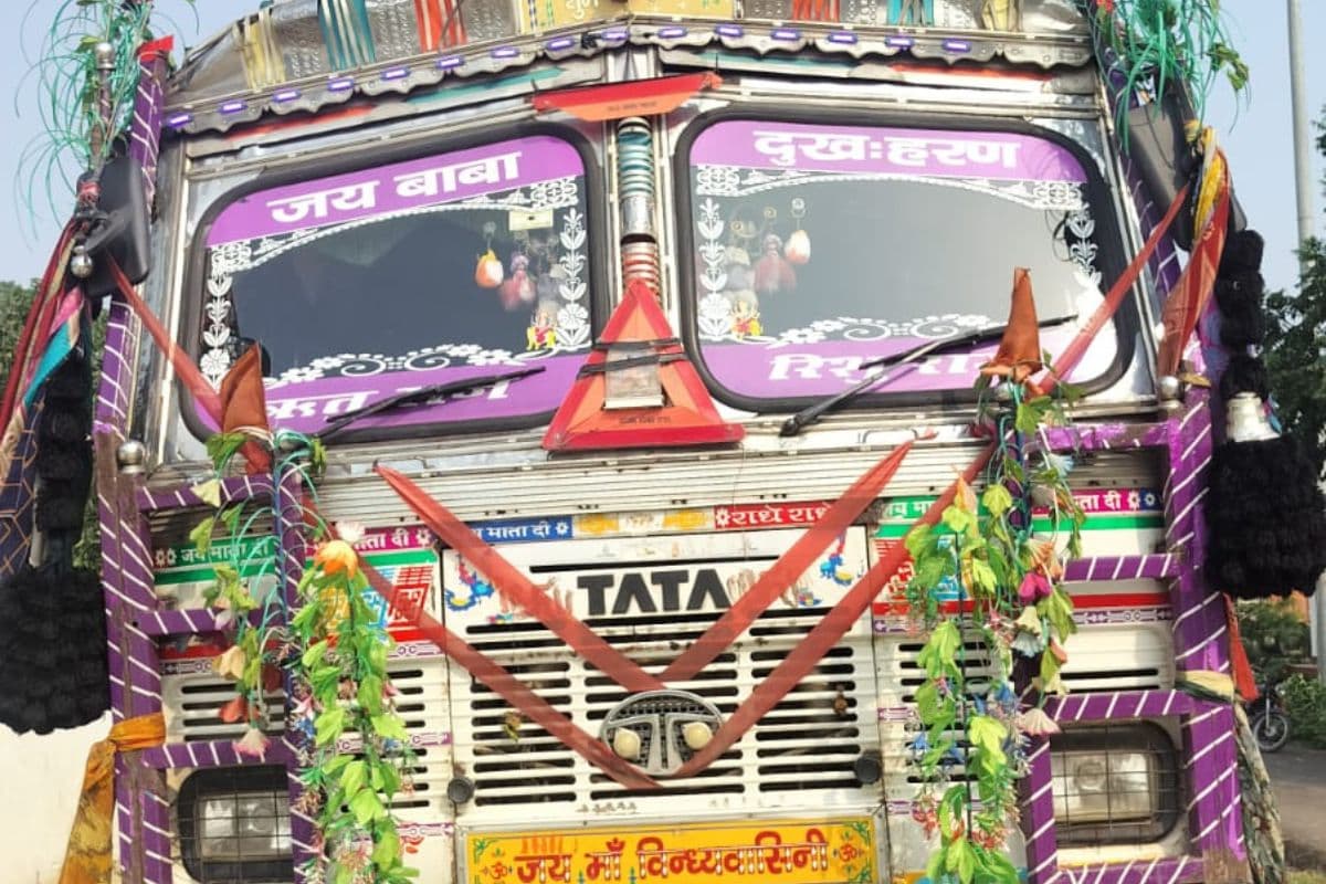 ट्रक की चपेट में आने से दो लोग हुए घायल