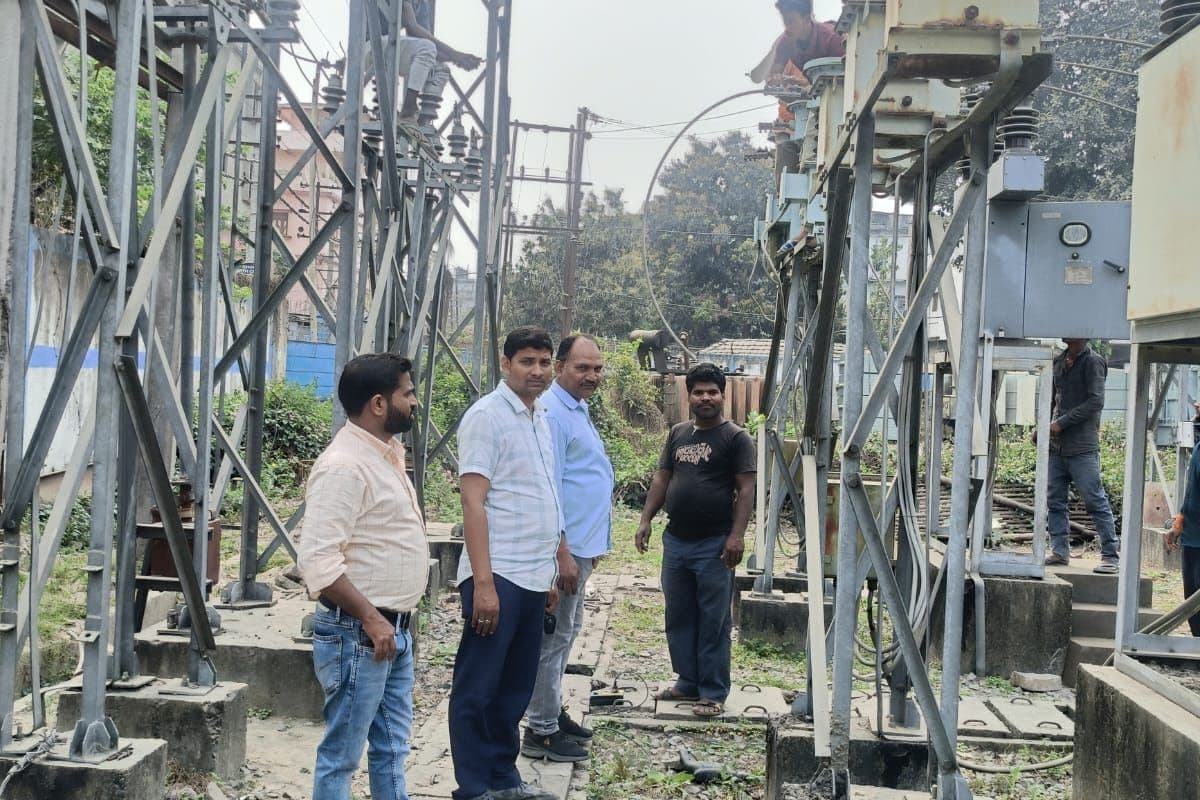 कटिहार में बिजली संकट से हाहाकार: इंडस्ट्रियल एरिया फीडर रातभर ठप, दर्जनों मुहल्लों में अंधेरा, पानी के लिए तरसे लोग
