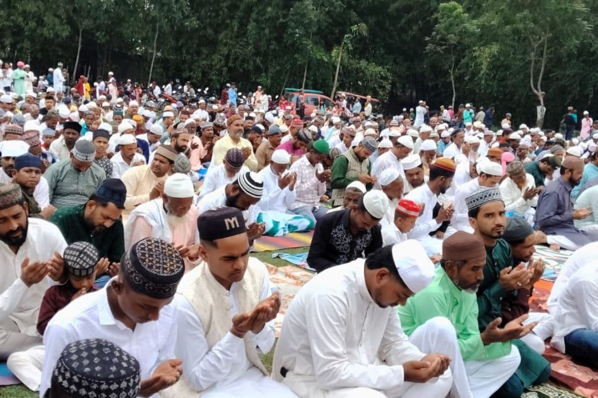 ठाकुरगंज में अकीदत के साथ मनाया गया बकरीद का त्योहार, ईदगाहों में उमड़ा अकीदतमंदों का जनसैलाब; देश में अमन-चैन की मांगी दुआ