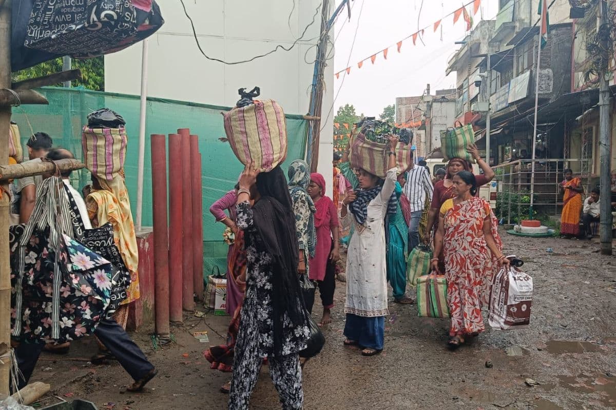जोगबनी में भारत-नेपाल मुख्य सीमा पर महिला तस्करों का राज: दिनभर लगती है भीड़, कस्टम, SSB और नेपाल पुलिस की कार्यशैली पर उठे गंभीर सवाल