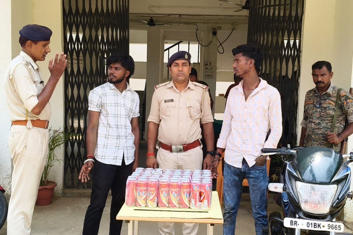 24 लीटर बीयर के साथ दो शराब कारोबारी गिरफ्तार, बाइक जब्त
