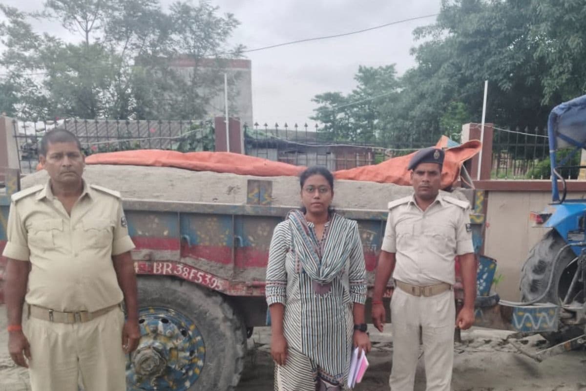 अररिया में अवैध खनन पर जिला प्रशासन का बड़ा एक्शन: फारबिसगंज क्षेत्र से बालू-मिट्टी लदे दो ट्रैक्टर जब्त, ठोंका 2.10 लाख का जुर्माना
