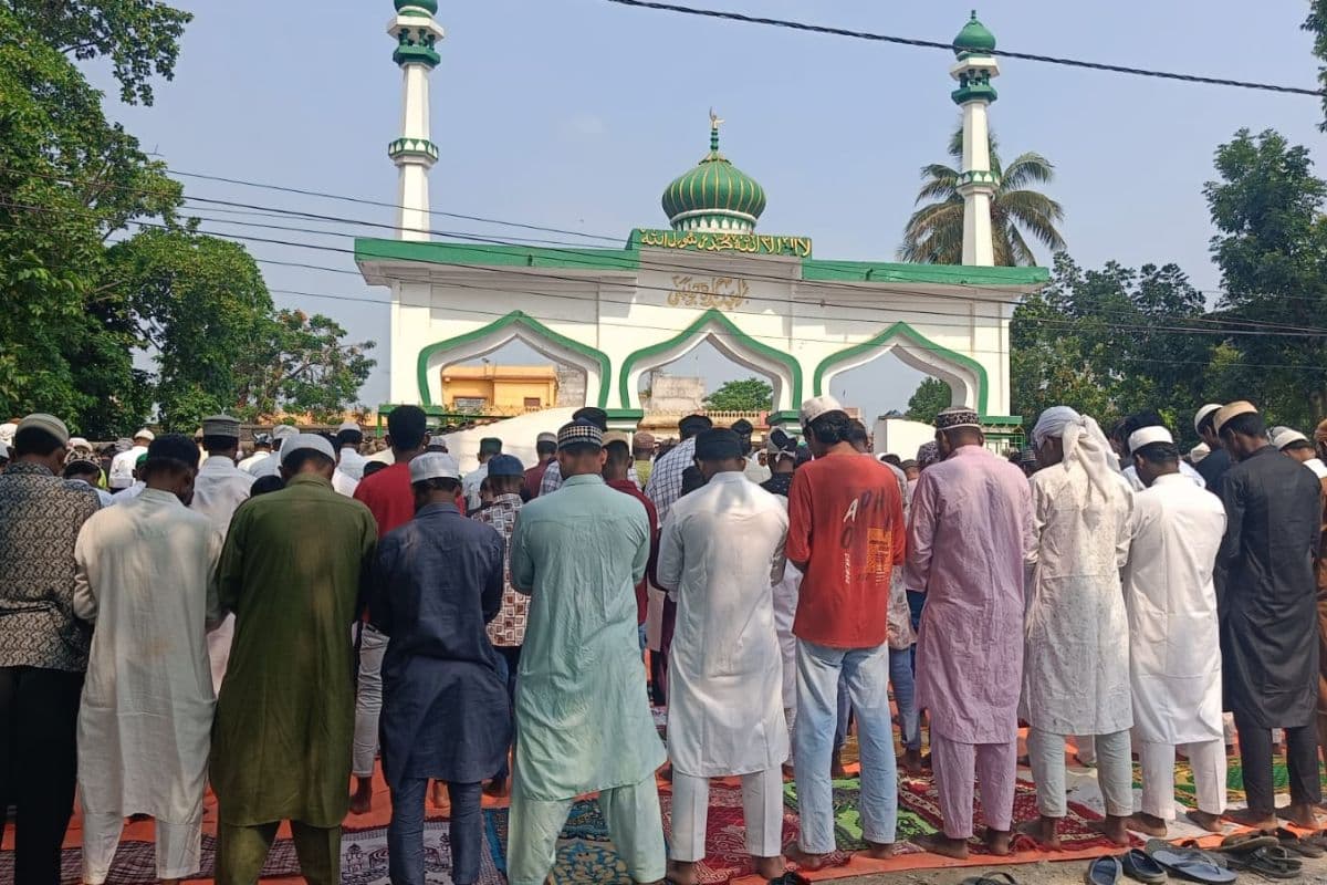 जोगबनी में हर्षोल्लास और शांति के साथ संपन्न हुई बकरीद की नमाज, तीन दिनों तक चलेगी कुर्बानी की रस्म; सुरक्षा के रहे कड़े इंतजाम