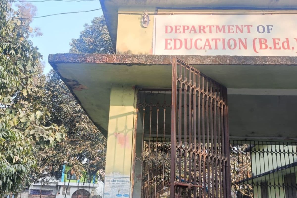 डीएस कॉलेज कटिहार में बीएड पाठ्यक्रम पर मंडराया संकट: बिना शिक्षकों के पांच विषयों की बांटी जा रही डिग्री, विवि प्रशासन की उदासीनता से मान्यता रद्द होने की कगार पर