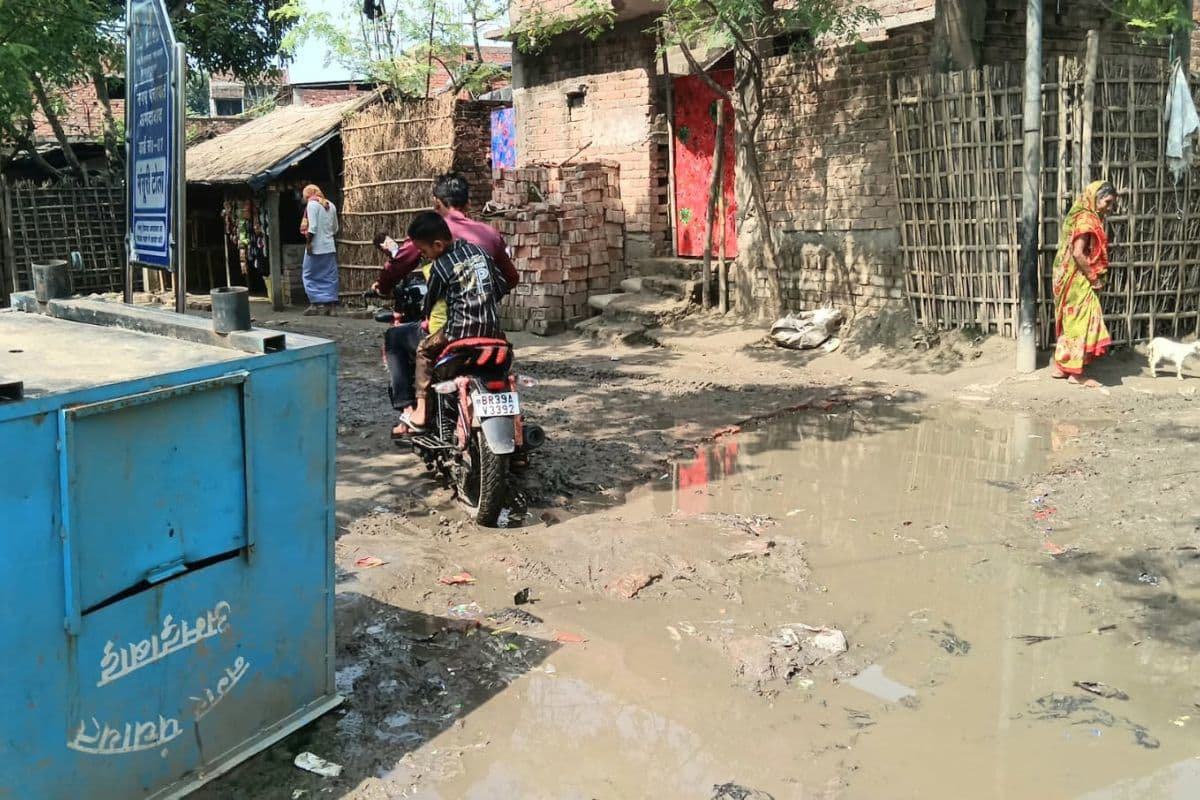 अमदाबाद नगर पंचायत के वार्ड 7 की स्थिति नारकीय, मुख्य सड़क पर जलजमाव और कीचड़ से स्कूली बच्चे व ग्रामीण परेशान