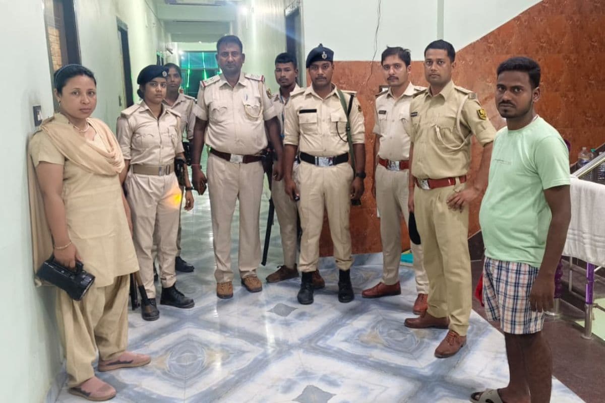 सिमराही बाजार के हाॅटलों और लॉज में आधी रात को पुलिस का छापा, खंगाले गये रजिस्टर, मची अफरा-तफरी
