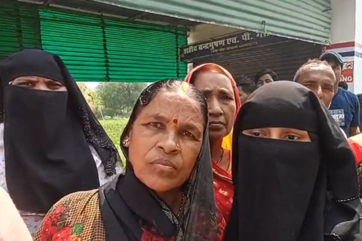 रोहतास में गैस एजेंसी पर कलाबाजारी का आरोप, घंटों धूप में खड़े रहे उपभोक्ता, लोगों का फूटा गुस्सा
