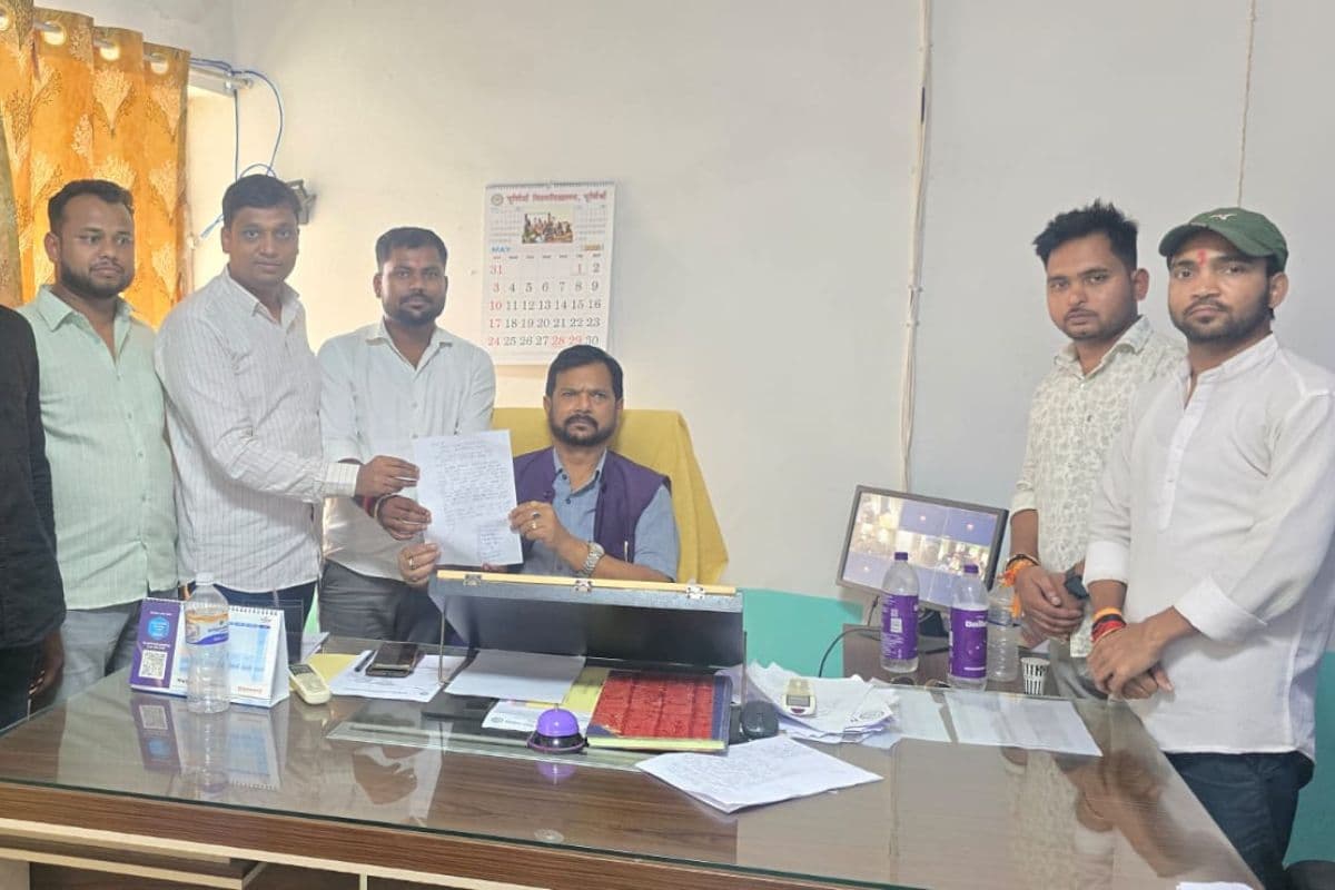 पूर्णिया विश्वविद्यालय में PAT परीक्षा में देरी पर फूटा छात्रों का गुस्सा: परीक्षा नियंत्रक का घेराव कर सौंपा ज्ञापन, तारीख घोषित करने की मांग