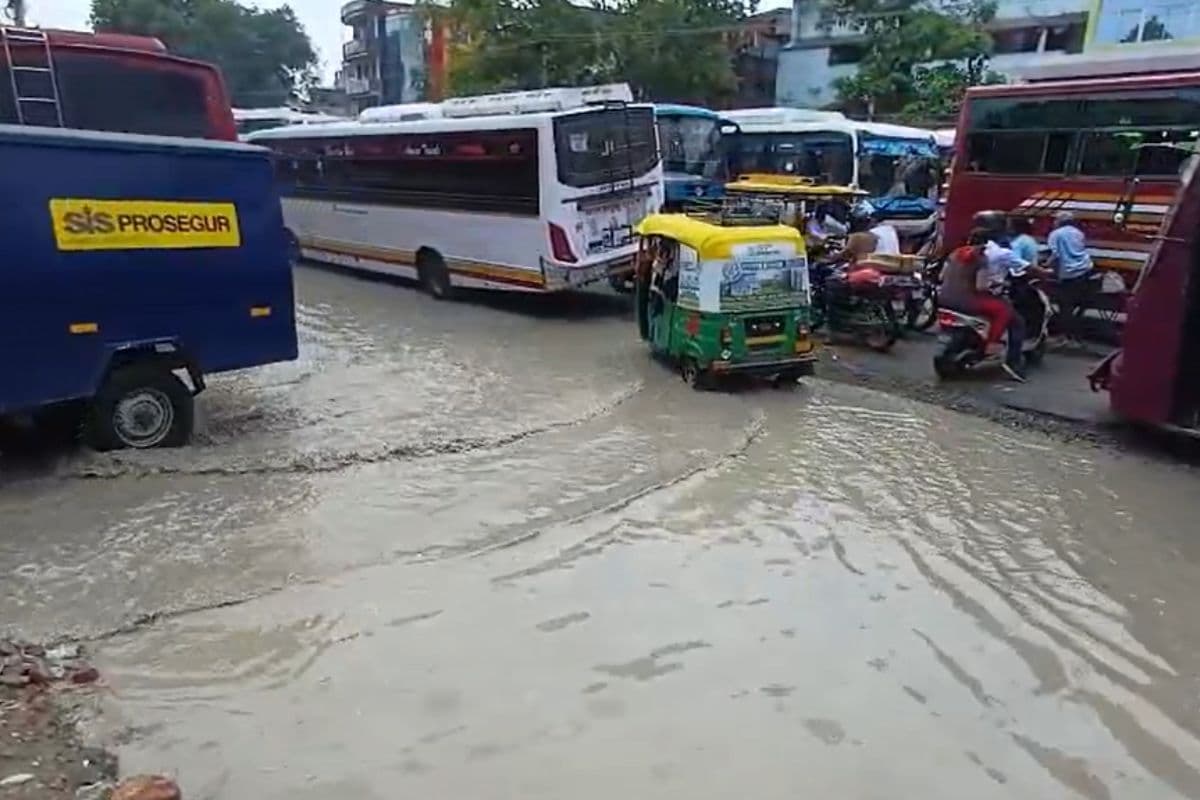 मुजफ्फरपुर में बारिश का कहर: झील बना बैरिया बस स्टैंड रोड, NH-28 पर लगा घंटों भीषण महाजाम