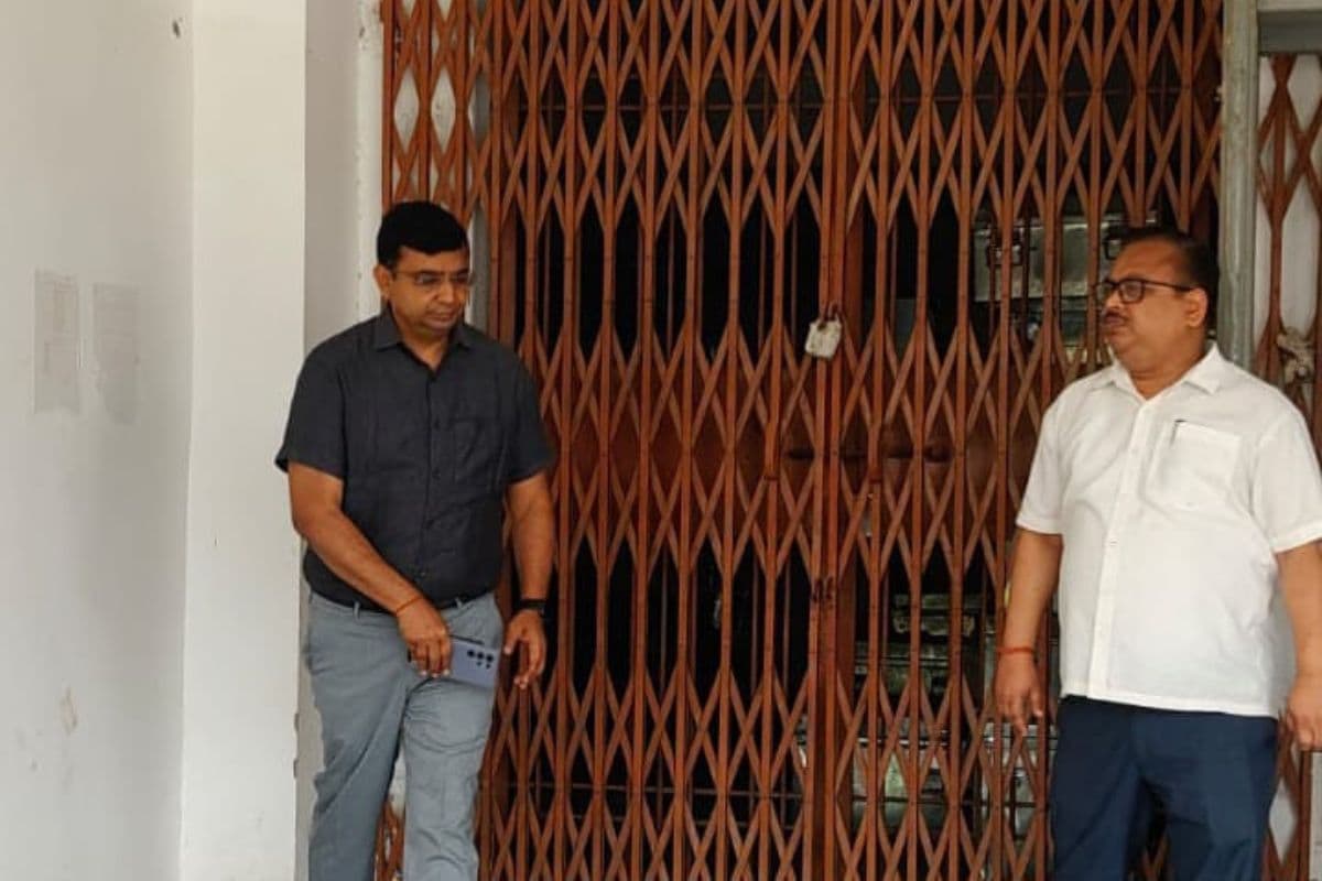 नालंदा में चुनाव से पहले ईवीएम वेयरहाउस की कड़ी निगरानी, डीएम ने किया औचक निरीक्षण