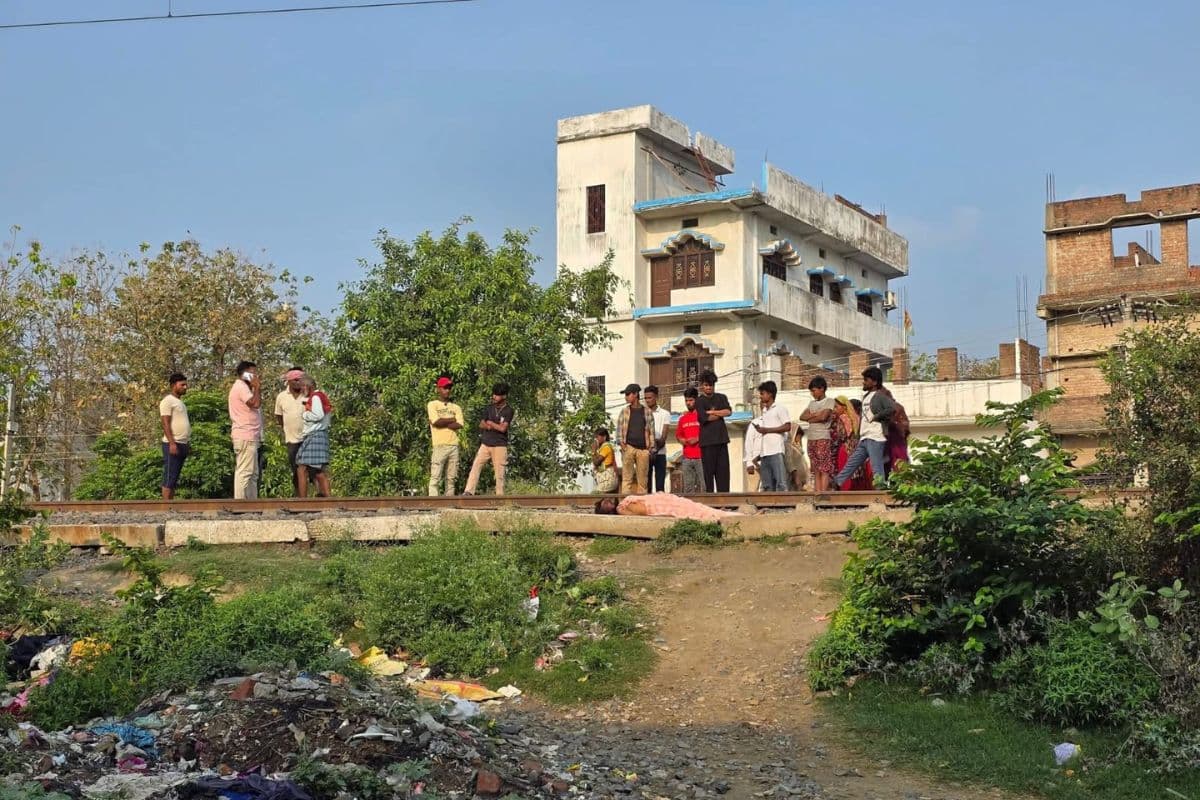 सीवान में रेलवे ट्रैक पर नग्न शव मिलने से सनसनी, हत्या कर फेंके जाने की आशंका