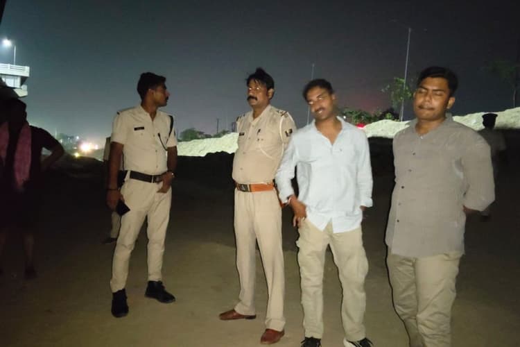 गंगा तट पर बहकर आया अज्ञात युवक का शव बरामद, पुलिस जांच में जुटी