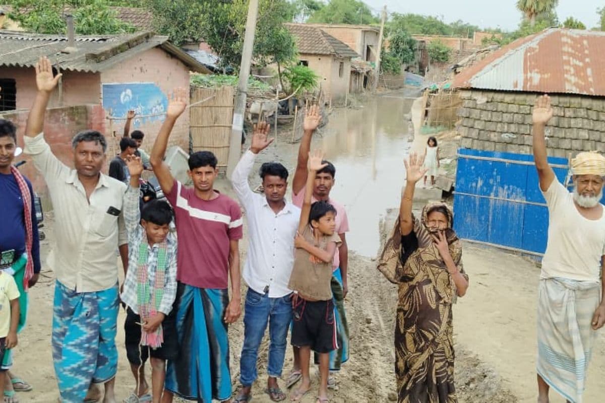 कटिहार के अमदाबाद में जल-जमाव के खिलाफ फूटा ग्रामीणों का गुस्सा: प्राथमिक विद्यालय के पास सड़क बनी 'तालाब', संक्रामक बीमारियों का खतरा बढ़ा