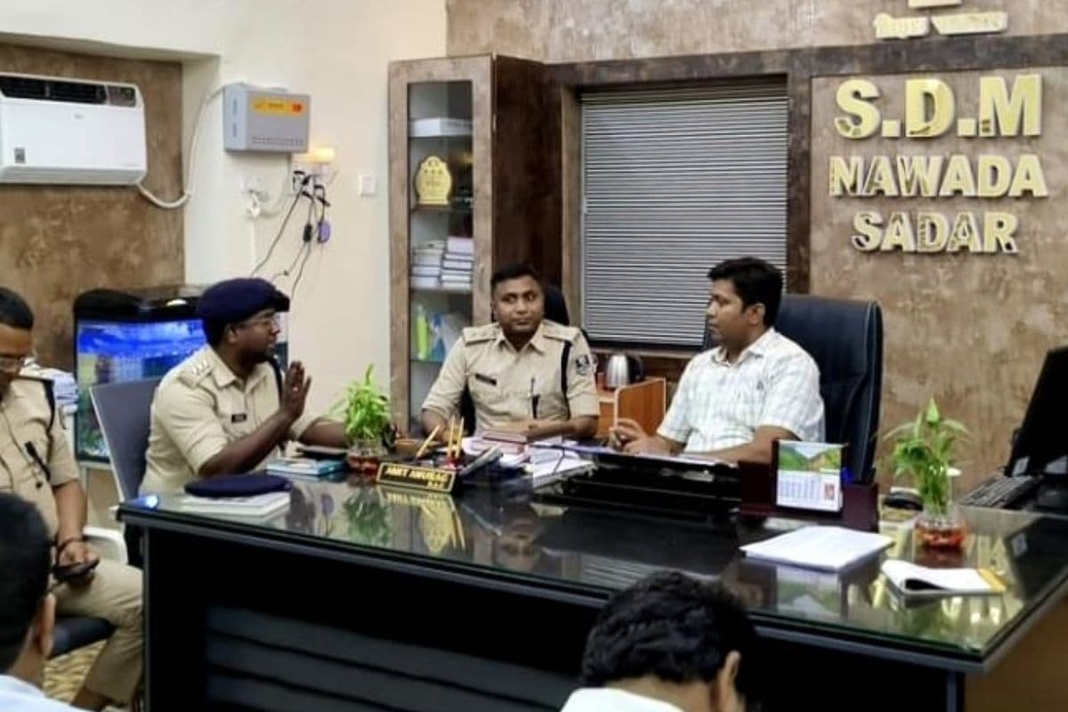 नवादा में ट्रैफिक सुधार को लेकर प्रशासन सख्त, एसडीओ अमित अनुराग ने की उच्चस्तरीय बैठक