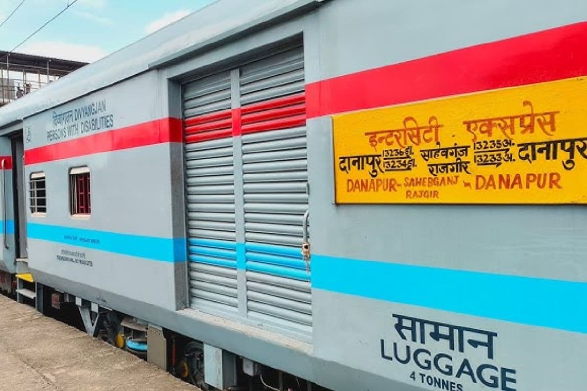 Patna News : दानापुर कोडरमा इंटरसिटी ट्रेन का फेल हुआ इंजन, चिलचिलाती धूप से हलकान रहे यात्री