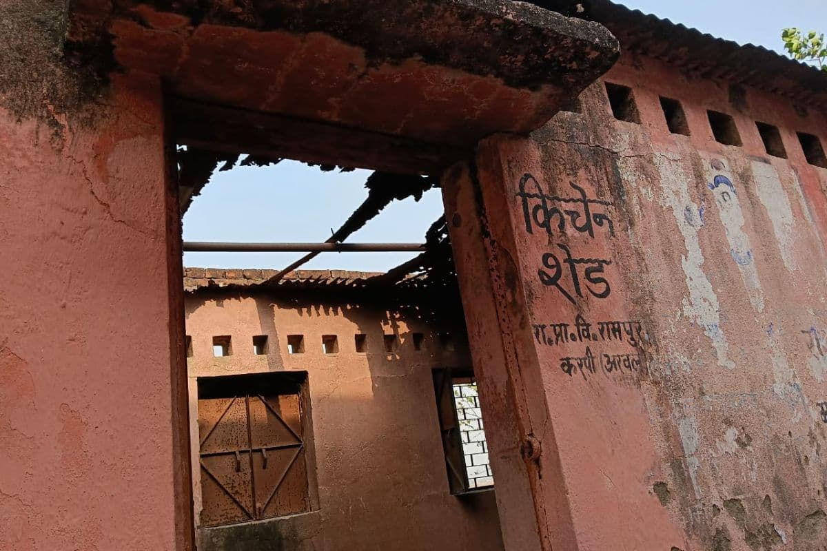 अरवल में सरकारी स्कूल की की लापरवाही उजागर, बदहाल किचन शेड में चल रही मिड डे मील व्यवस्था