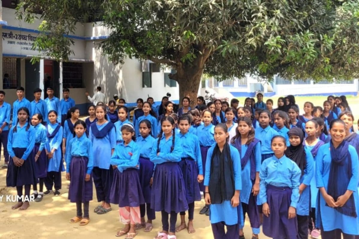 गोपालगंज के पीएमश्री सांखे रामदास स्कूल में बिना चहारदीवारी शिक्षा ले रहे हजारों छात्र-छात्राएं, बना रहता है डर का माहौल