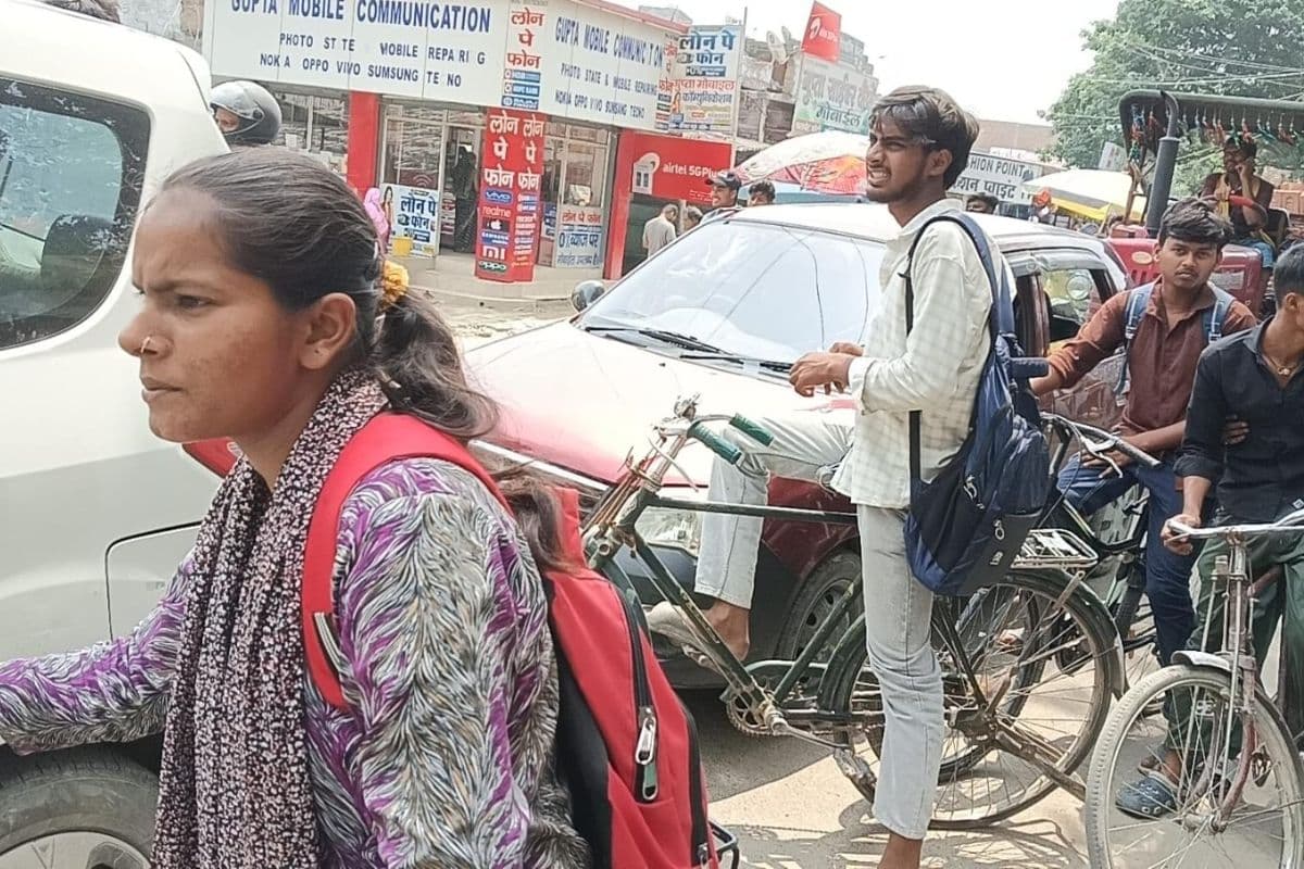 वैशाली में जाम का कहर: लंबी कतारों में फंसे स्कूली बच्चे, धूप-उमस में बेहाल लोग