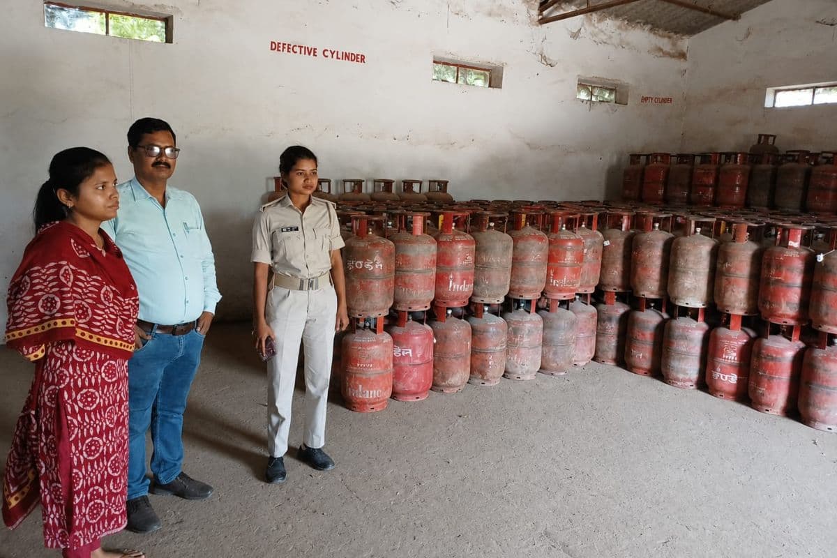 हाजीपुर में कालाबाजारी उजागर: छापेमारी में 15 घरेलू गैस सिलेंडर जब्त, आरोपी पर केस दर्ज