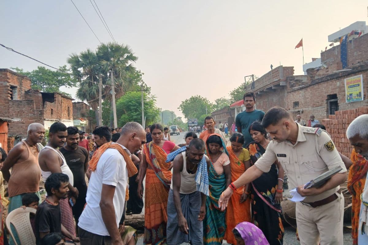 नालंदा में सड़क दुर्घटना में अधेड़ की मौत, आक्रोशित लोगों ने मुख्य सड़क पर शव को रखकर किया प्रदर्शन