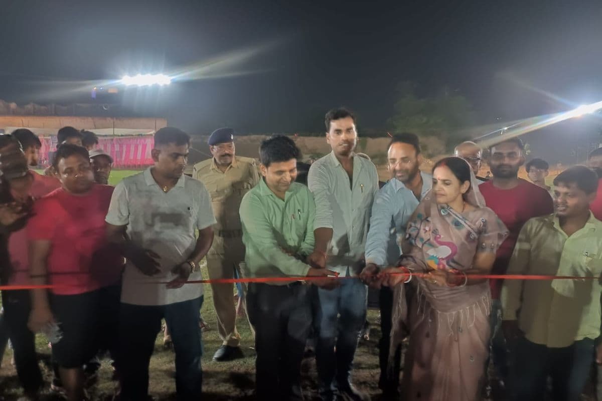 बेगूसराय में नाइट क्रिकेट मैच में मैघोना ने बिक्रमपुर टीम को 49 रनों से हराया